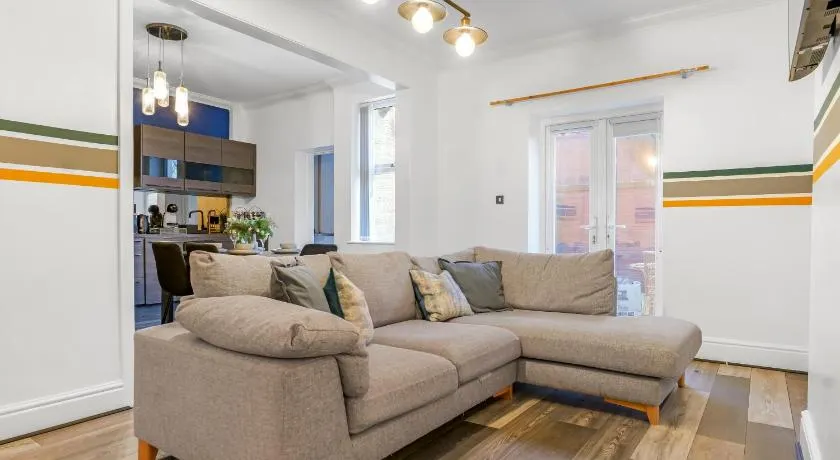 Large 6 Bedroom, 3 Bath, Sleep 12, Free Parking, Contractors - Image 1