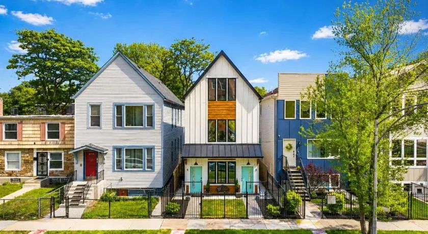 Black Chicago Gallery Solar 2BR Woodlawn Apartment - Image 1