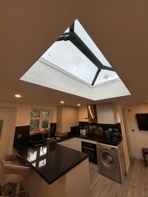 Exquisite 2 Bedroom Independent Property & Parking - Image 1