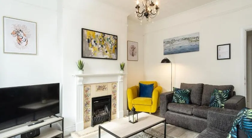 Comfortable 2-BR House in Barking -Free Parking - Image 1