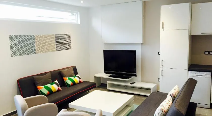 Flat on 2 floors near stade de france - Image 1