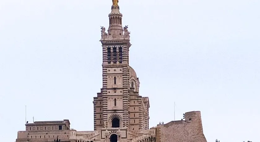 T2 Vue sur la Basilique de Notre Dame de la Garde - Image 1