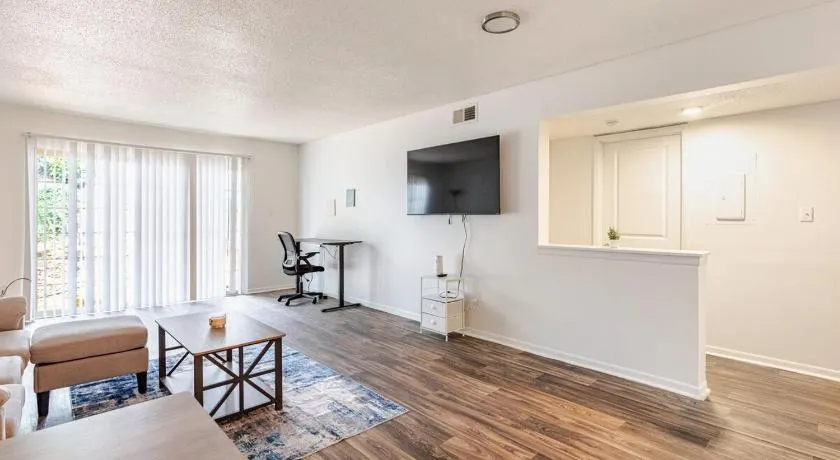 Quiet 2 BR APT - Near Hospitals - Free WiFi - Image 1