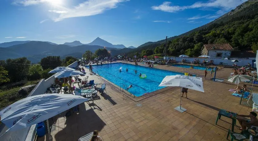 Uxarte -Alojamiento, restaurante y piscinas - Image 1