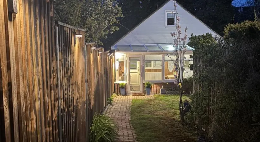 Cozy & Self Contained Garden Bungalow - Image 1