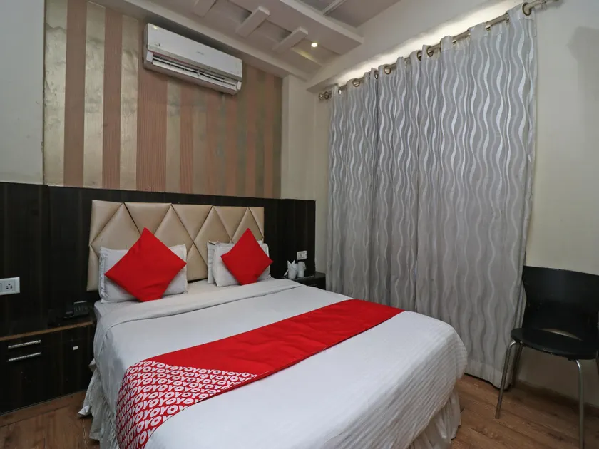 OYO Hotel Platinum Inn - Image 1