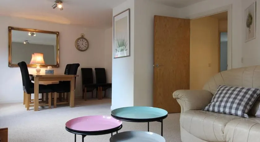 3 bedroom flat 10 mins walk to Bay and City center Free Parking - Image 1