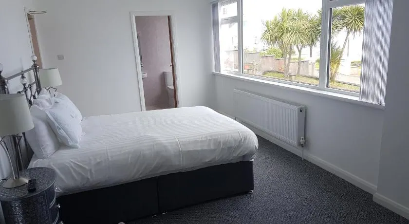 Halfway House Hotel - Image 1