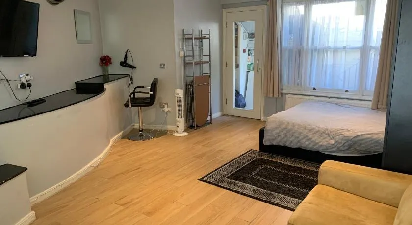 Studio Apartment - Entire Lower Ground Floor - Only 7 Mins Walk Kings Cross St Pancras Station - Image 1