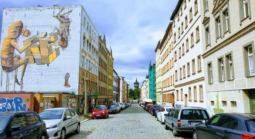 Room in City Center Halle with shared bathroom & kitchen - Free WiFi & Ground Floor - Image 1