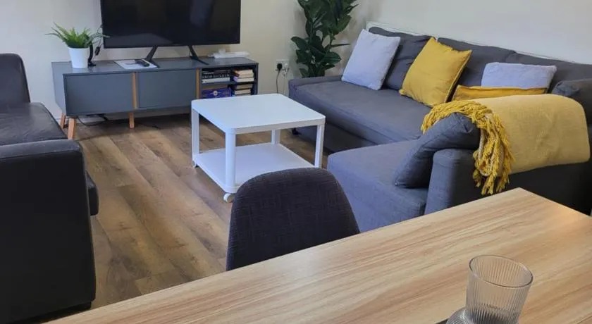 The Grove- 3 Bed Detached House - Free parking- Sleeps 7- Families, Contractors and Group stays- Near Wolverhampton Town Centre and Stadium - Image 1