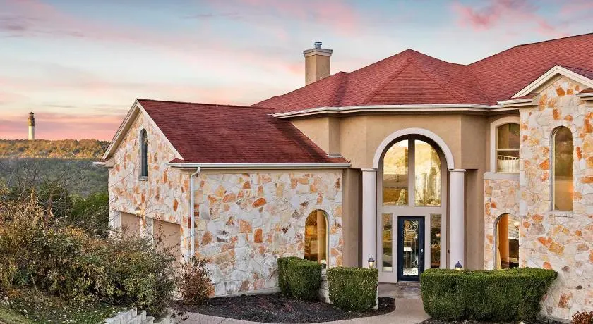Lake Travis Family Retreat with Theater Game Room and BBQ 7 min from Marina - Image 1