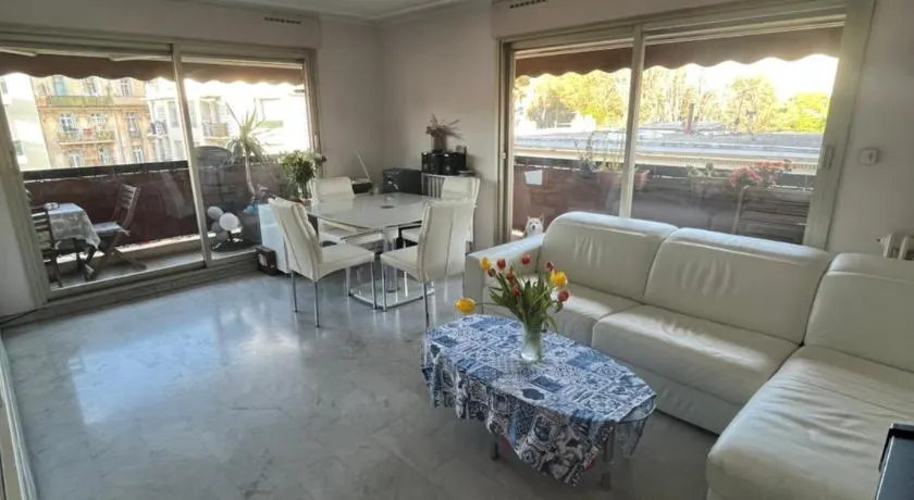 Chambre privée avec terrasse au port de Nice - Image 1
