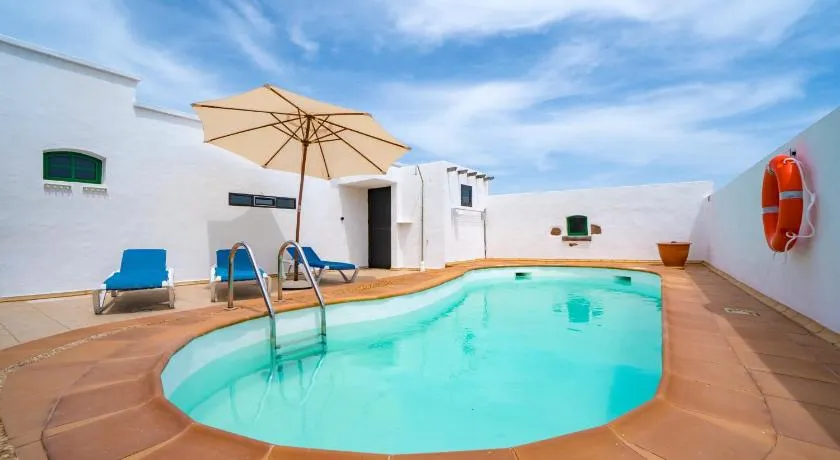 Villa with amazing views, jacuzzi and private pool - Image 1