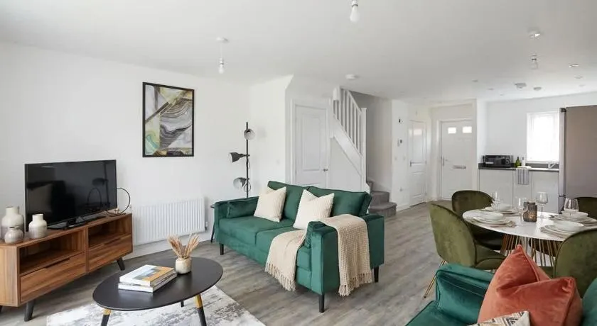 Beautiful brand new 3 bedroom city centre house with garden - Image 1