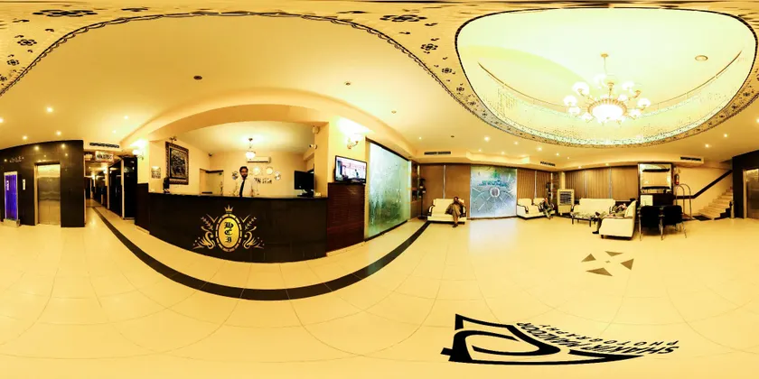 Hotel Crown Inn - Image 1