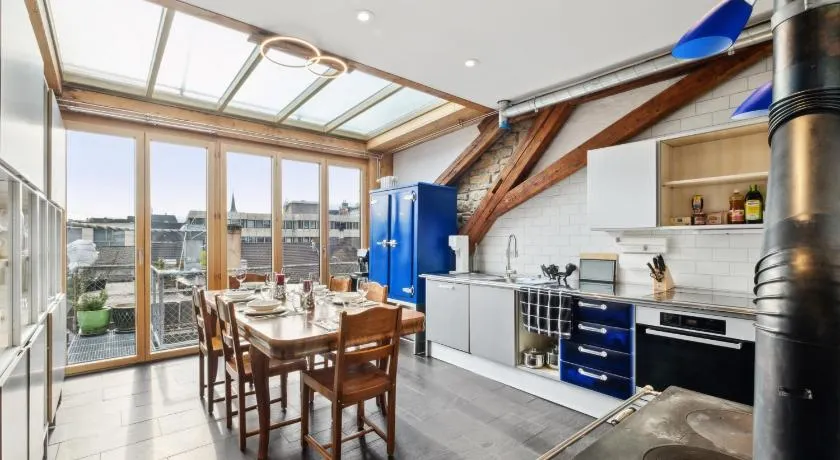 The R Loft - Cosy Hostel, Communal Bathroom and Kitchen - Image 1