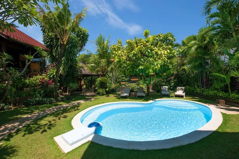 Cozy Cottages Within Walking Distance to the Beach - Image 1