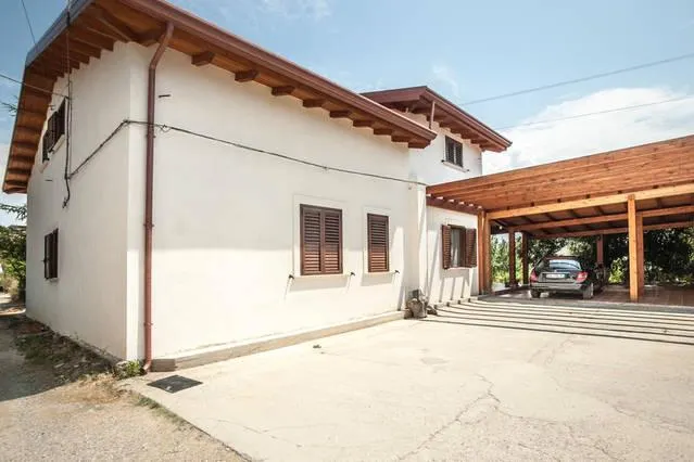 Agriturismo Miracco Atanasio Franco "Il Maniero" - Image 1