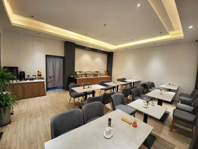 7 Continents Business Tourism Hotel - Image 1