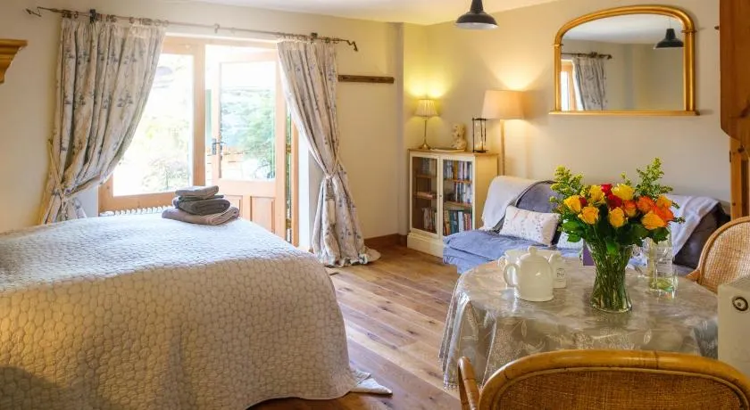 Quavers Rest - quintessential little home & hot tub available ! - Image 1