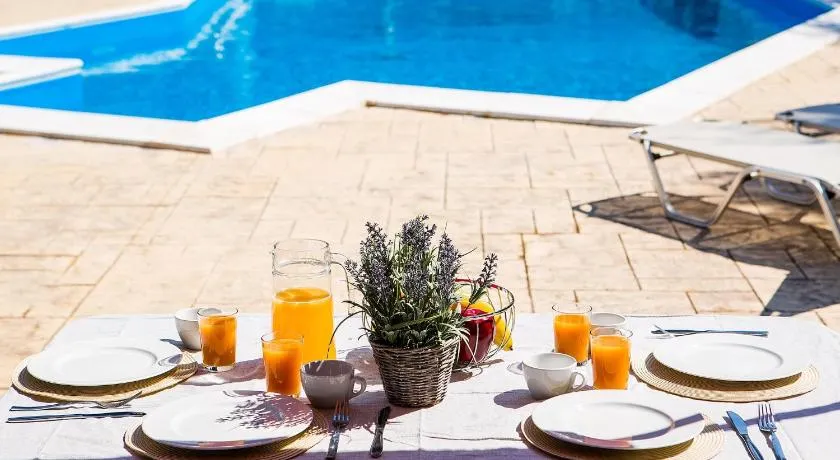 Olive Grove Poolside Apartments - Image 1