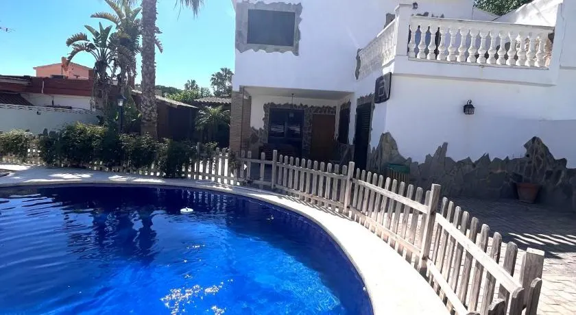 Villa en Valencia, piscina privada y metro 500m - Image 1