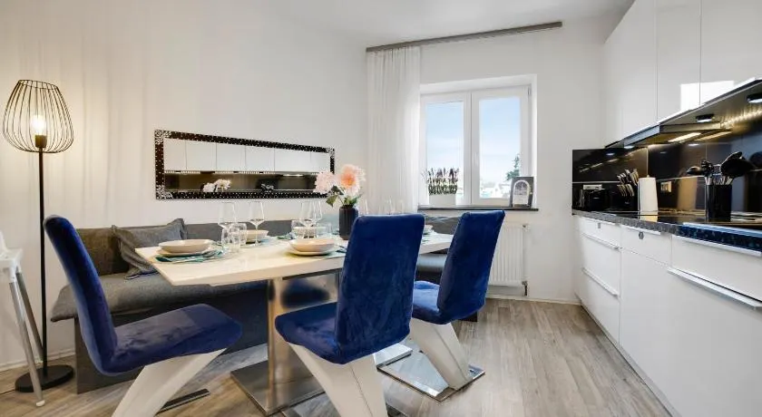 KATIES Apartments Augsburg I Zentral I 4 Zimmer I 7 Personen I 2x Parken I Nintendo Switch I DisneyPlus I E-Kamin - Image 1