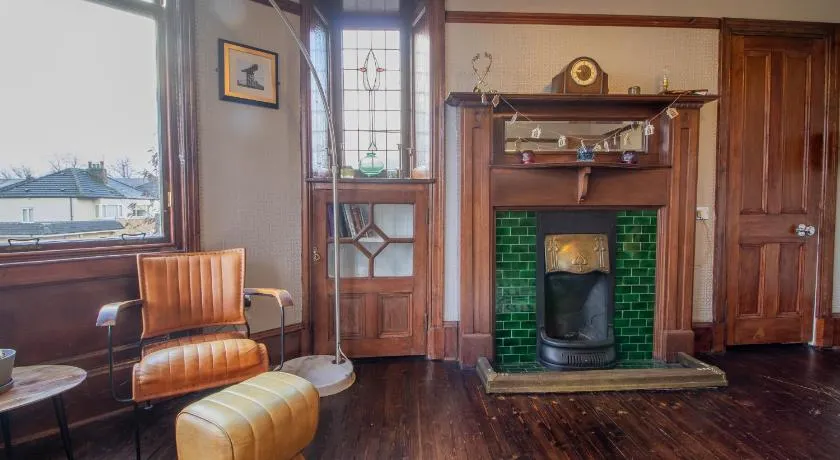 Beautiful, traditional 2 bed flat w free parking - Pass the Keys - Image 1