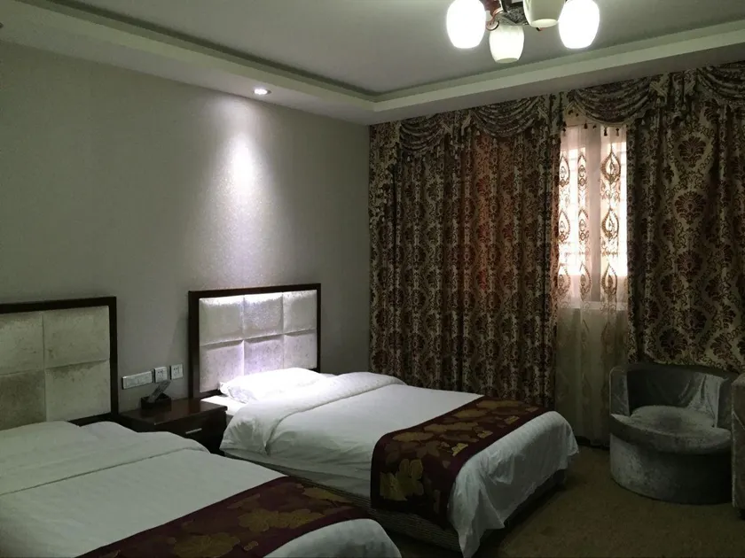 Tianhe Yulong Business Hotel - Image 1