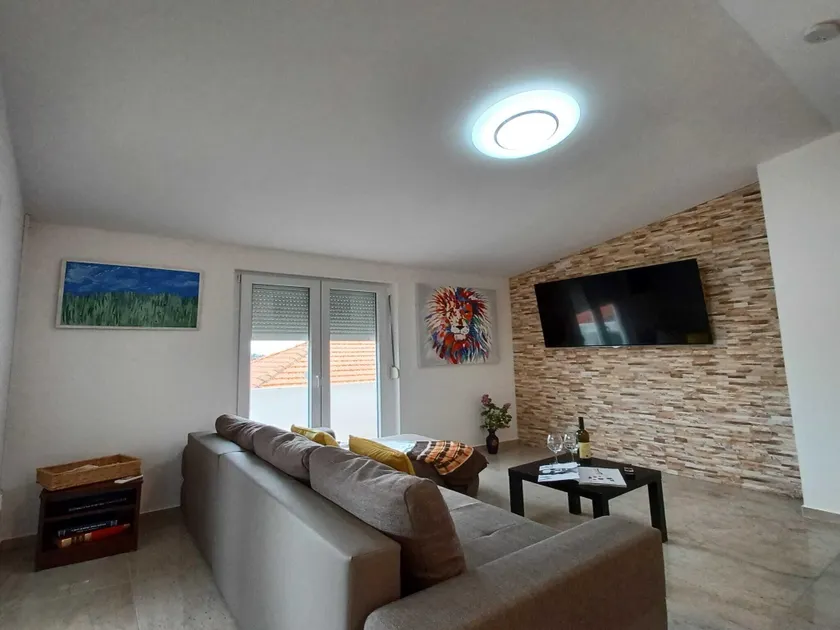 Beachfront Apartment with Balcony and Sea View - Image 1