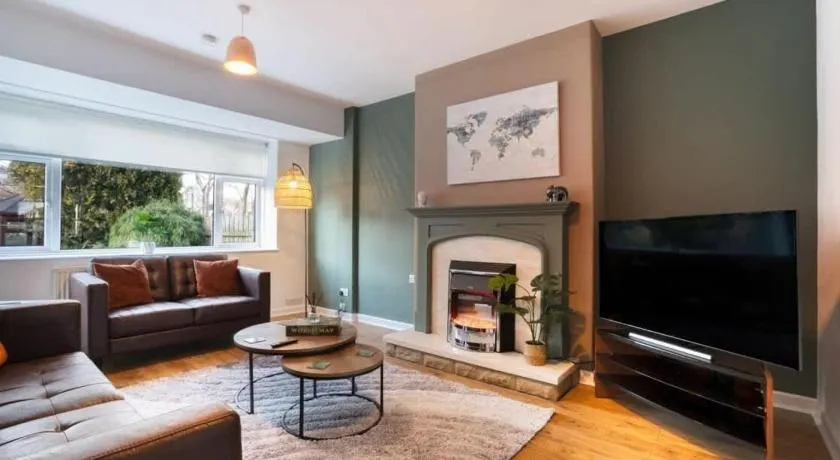 Large-2 Bed House-Free Parking - Image 1