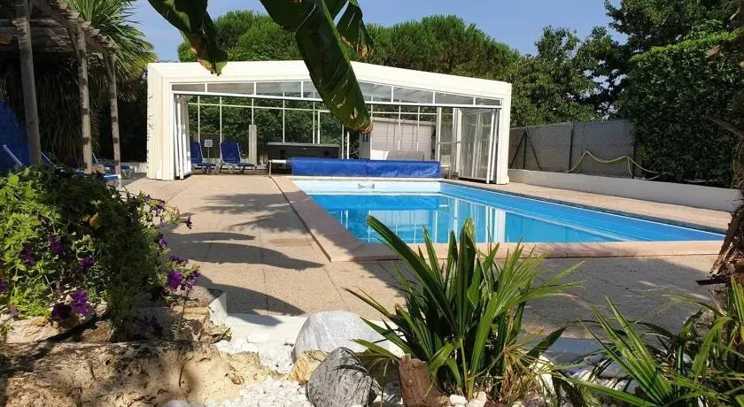 Maison accueillante avec piscine à Meursac + Spa - Image 1