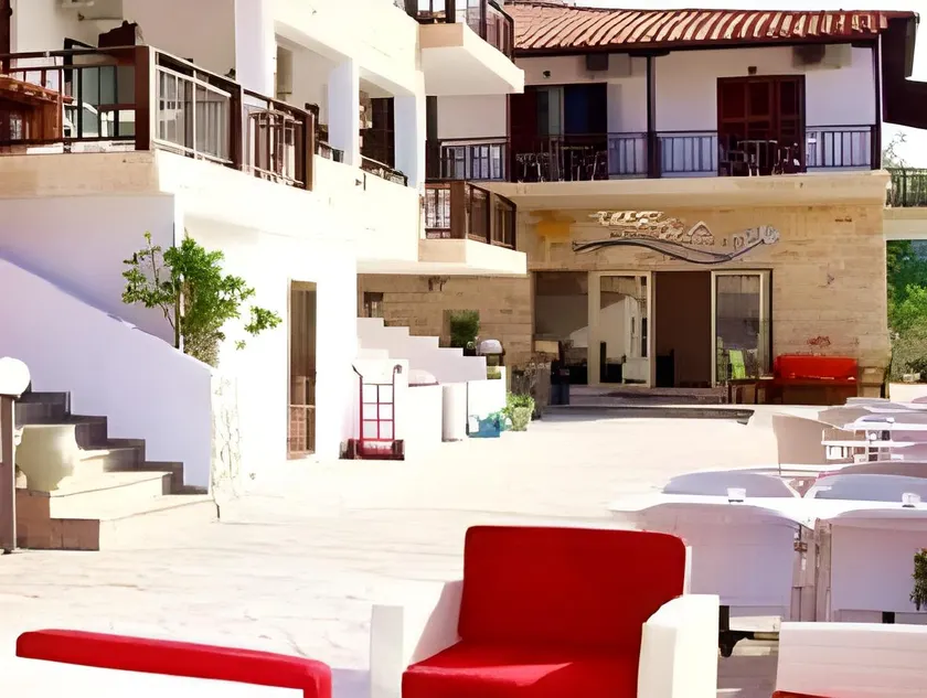 Avra Hotel - Image 1