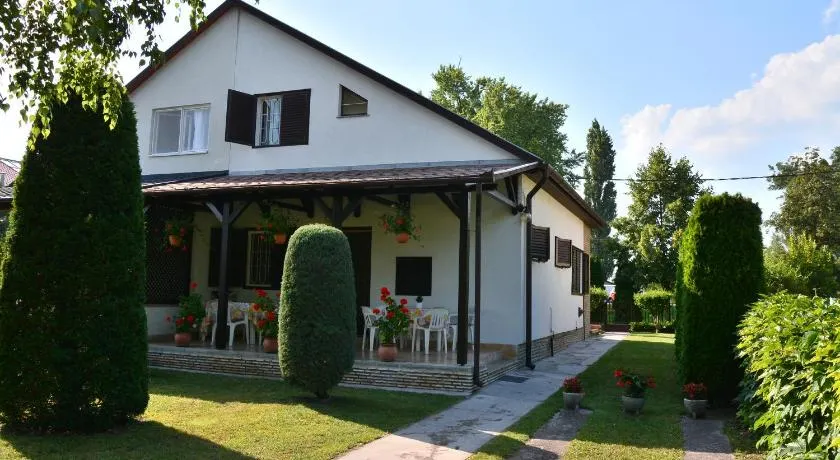 Rózsa nyaralóház - Image 1