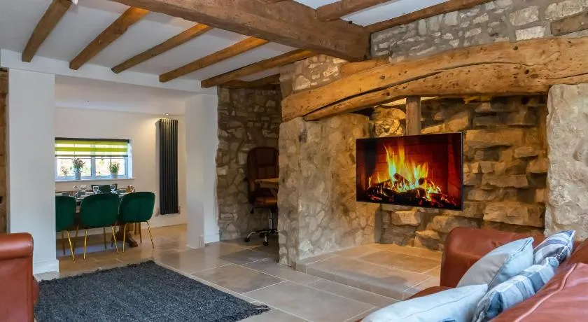 Gloucester-Beautiful 4 Bedroom Cottage-Sleeps 8-Free Parking-Fast Wi-Fi-Work or Leisure - Image 1