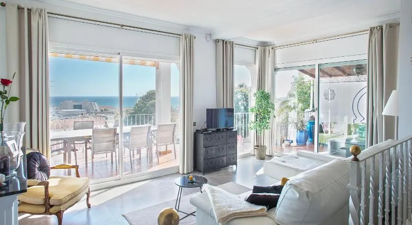 MAISON AVEC DES VUES INCROYABLES, SURPLOMBANT LA FESTIVAL DE SITGES - Image 1