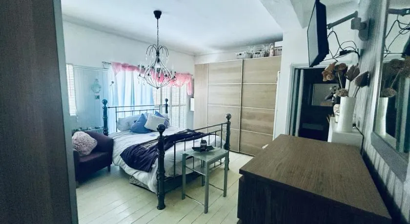 Private room with en-suite and private entrance - Image 1