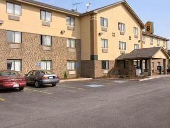 Red Roof Inn & Suites Hammond, IN - Image 1