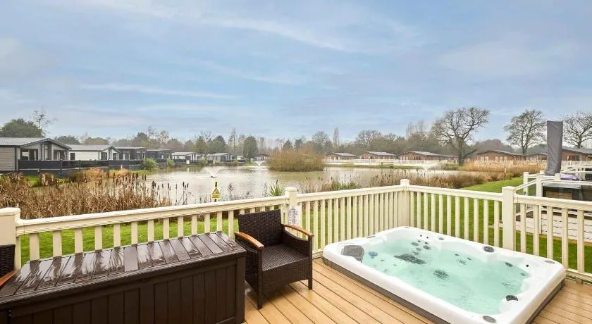 Heathery Lodge with Hot Tub - Image 1