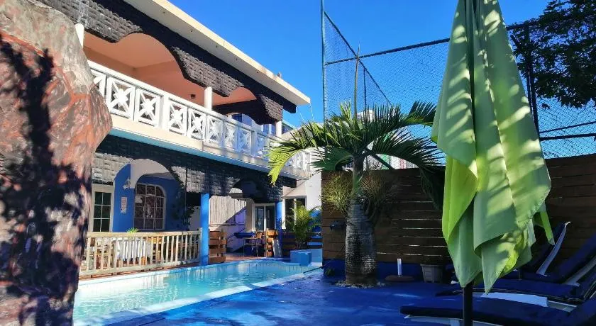 Spacious Villa with Pool and 10 Bedrooms in Quatre Cocos - Image 1