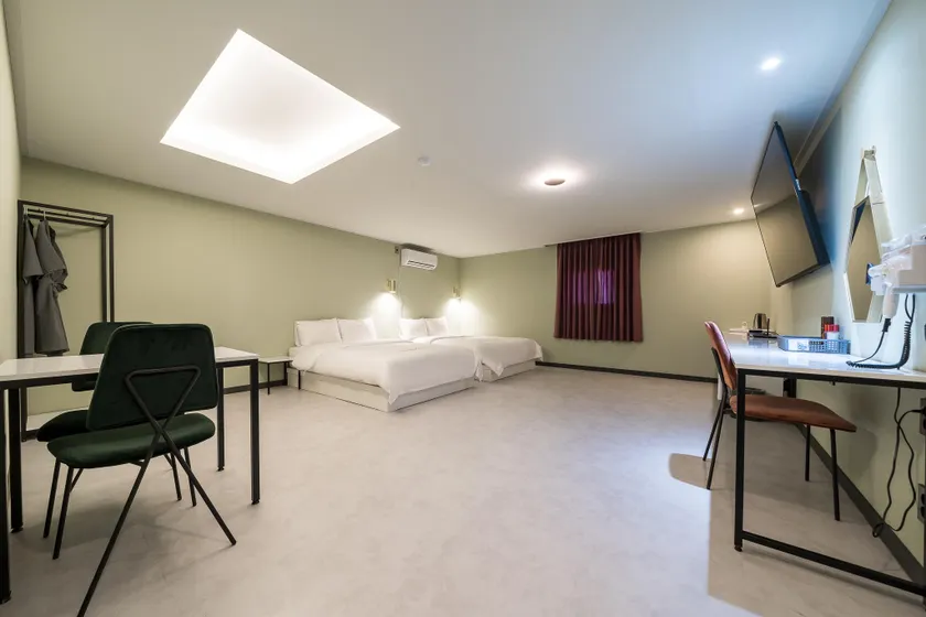 Donghae Hotel East - Image 1