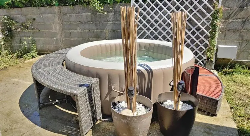 Casa con piscina y jacuzzi - Image 1