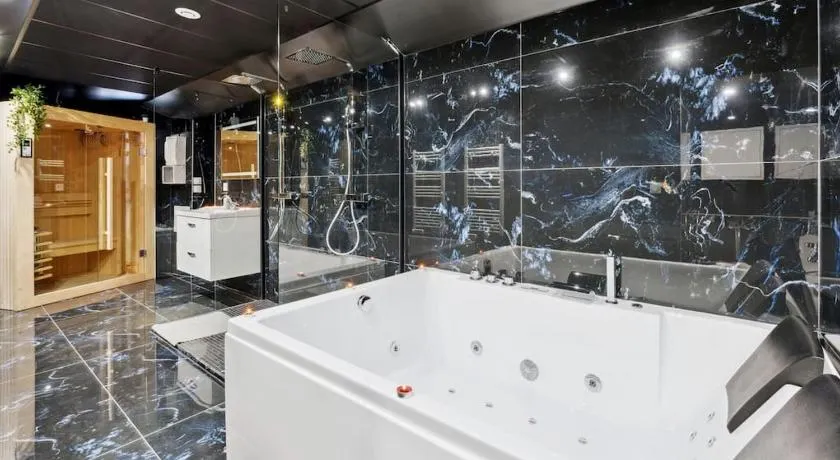 Love Room - Suite avec jacuzzi et sauna privatif - Image 1