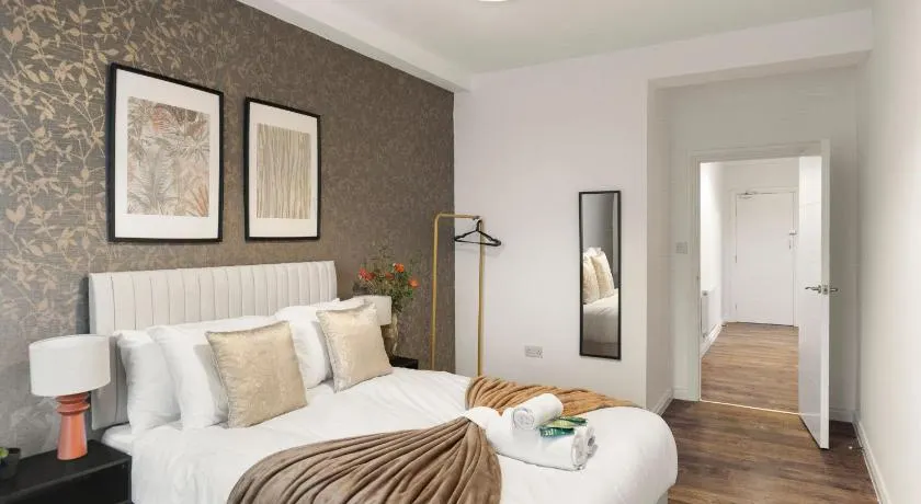 1Bed Gem Central Bletchley Perfect for Contractors - Image 1