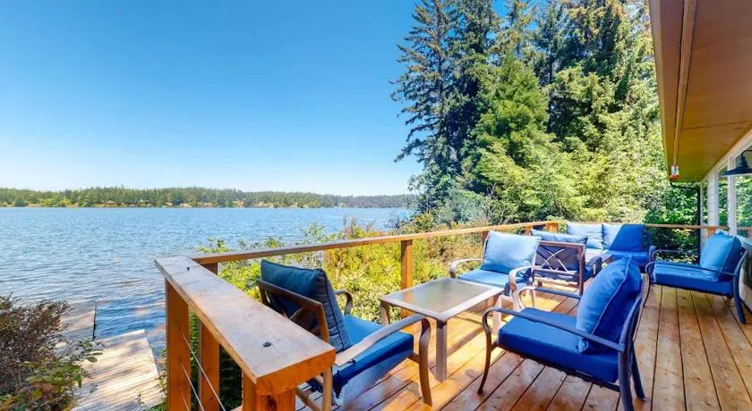 Lakefront dream with private hot tub dock kayaks pedal boat & amazing views - Image 1
