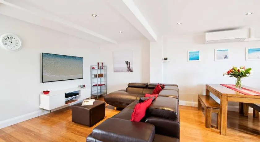 DUDL3C - Lovely Modern Coogee Apartment - Image 1