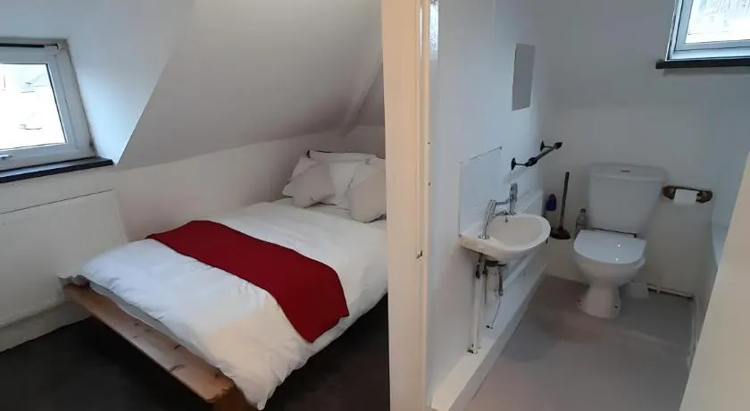 Entire Victoria Park Cardiff Apartment - Image 1