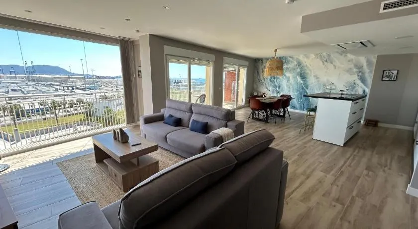 Apartamento Moderno y Amplio con Vistas a La Bahía - Image 1