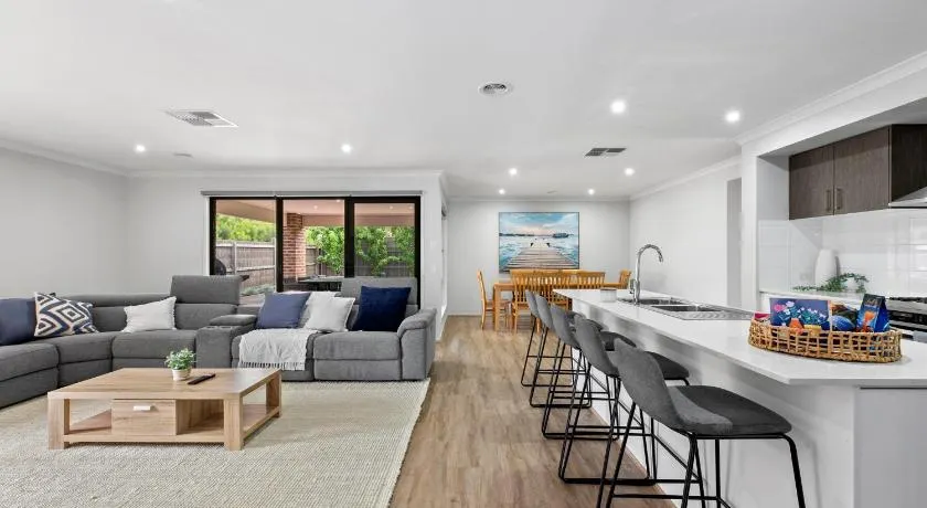 Summer Breeze - 10 mins to Barwon Heads & Torquay! - Image 1